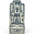 STATUE EN PORCELAINE BLEU BLANC POSSIBLEMENT REPR&#201;SENTANT WENCHANG - Аукционные цены