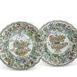 DEUX PLATS EN PORCELAINE DE LA FAMILLE VERTE &#192; D&#201;COR DE PANIER FLEURI - Auktionspreise