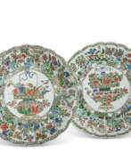 Période Kangxi. DEUX PLATS EN PORCELAINE DE LA FAMILLE VERTE &#192; D&#201;COR DE PANIER FLEURI