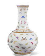 Guangxu period. VASE BOUTEILLE EN PORCELAINE DE LA FAMILLE ROSE &#192; D&#201;COR DE PAPILLONS