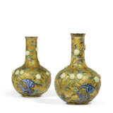 PAIRE DE VASES EN &#201;MAUX CLOISONN&#201;S ET CHAMPLEV&#201;S INCRUST&#201;S DE JADE - photo 1