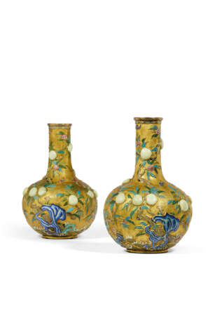 PAIRE DE VASES EN &#201;MAUX CLOISONN&#201;S ET CHAMPLEV&#201;S INCRUST&#201;S DE JADE - photo 1