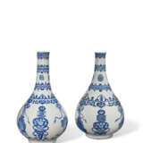 DEUX VASES PIRIFORMES EN PORCELAINE BLEU BLANC &#192; D&#201;COR D`OBJETS PR&#201;CIEUX - photo 1