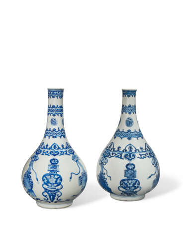 DEUX VASES PIRIFORMES EN PORCELAINE BLEU BLANC &#192; D&#201;COR D`OBJETS PR&#201;CIEUX - photo 1