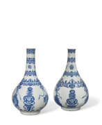 Kangxi period. DEUX VASES PIRIFORMES EN PORCELAINE BLEU BLANC &#192; D&#201;COR D&#39;OBJETS PR&#201;CIEUX