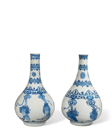 DEUX VASES PIRIFORMES EN PORCELAINE BLEU BLANC &#192; D&#201;COR D`OBJETS PR&#201;CIEUX - Foto 2