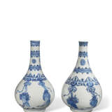 DEUX VASES PIRIFORMES EN PORCELAINE BLEU BLANC &#192; D&#201;COR D`OBJETS PR&#201;CIEUX - photo 2