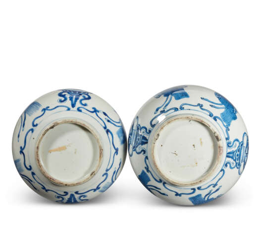 DEUX VASES PIRIFORMES EN PORCELAINE BLEU BLANC &#192; D&#201;COR D`OBJETS PR&#201;CIEUX - Foto 5