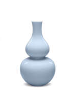 Yongzheng-Periode. VASE DOUBLE GOURDE EN PORCELAINE CLAIR-DE-LUNE