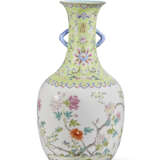 VASE EN PORCELAINE DE LA FAMILLE ROSE &#192; FOND VERT POMME - photo 1