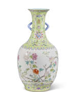 Période Daoguang. VASE EN PORCELAINE DE LA FAMILLE ROSE &#192; FOND VERT POMME