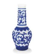 Qianlong period. VASE IMP&#201;RIAL EN VERRE BLANC ET OVERLAY BLEU