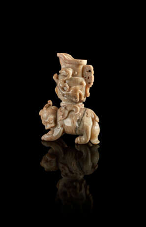 QILIN SUPPORTANT UN VASE EN JADE BEIGE - photo 2