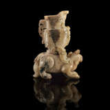 QILIN SUPPORTANT UN VASE EN JADE BEIGE - фото 4