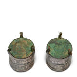 PAIRE DE PETITS POTS COUVERTS CYLINDRIQUES TRIPODES EN BRONZE INCRUST&#201; D`ARGENT，ZUN - photo 6