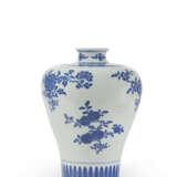 VASE `SANDUO` EN PORCELAINE BLEU BLANC, MEIPING - photo 1