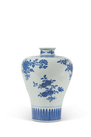 VASE `SANDUO` EN PORCELAINE BLEU BLANC, MEIPING - photo 1