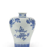 VASE `SANDUO` EN PORCELAINE BLEU BLANC, MEIPING - photo 3