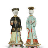 DEUX STATUES DE DIGNITAIRES EN PORCELAINE DE LA FAMILLE ROSE &#192; LA T&#202;TE MOBILE - Foto 1