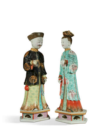 DEUX STATUES DE DIGNITAIRES EN PORCELAINE DE LA FAMILLE ROSE &#192; LA T&#202;TE MOBILE - Foto 2