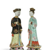 DEUX STATUES DE DIGNITAIRES EN PORCELAINE DE LA FAMILLE ROSE &#192; LA T&#202;TE MOBILE - Foto 2