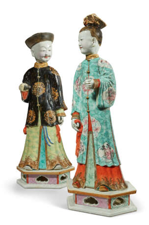 DEUX STATUES DE DIGNITAIRES EN PORCELAINE DE LA FAMILLE ROSE &#192; LA T&#202;TE MOBILE - Foto 5