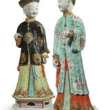 DEUX STATUES DE DIGNITAIRES EN PORCELAINE DE LA FAMILLE ROSE &#192; LA T&#202;TE MOBILE - Foto 5