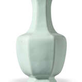 IMPORTANT VASE HEXAGONAL EN PORCELAINE DE TYPE RU - фото 3