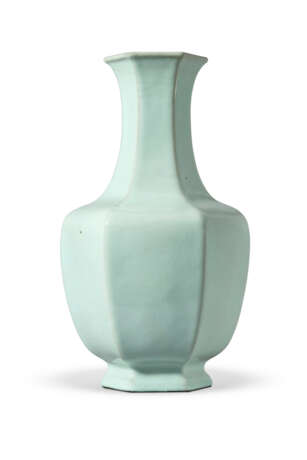 IMPORTANT VASE HEXAGONAL EN PORCELAINE DE TYPE RU - photo 3