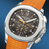PATEK PHILIPPE. A RARE AND DESIRABLE STAINLESS STEEL AUTOMATIC FLYBACK CHRONOGRAPH WRISTWATCH WITH DATE - Foto 2
