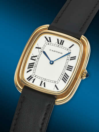 CARTIER. A RARE, LARGE, AND ATTRACTIVE 18K GOLD CUSHION-SHAPED WRISTWATCH WITH STEPPED CASE - photo 2