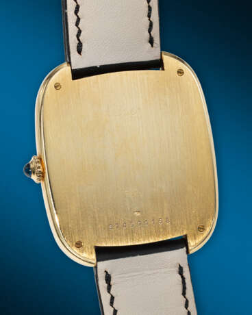 CARTIER. A RARE, LARGE, AND ATTRACTIVE 18K GOLD CUSHION-SHAPED WRISTWATCH WITH STEPPED CASE - photo 3