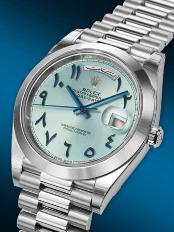 ROLEX. AN EXTREMELY RARE AND ATTRACTIVE PLATINUM AUTOMATIC WRISTWATCH WITH SWEEP CENTER SECONDS, ARABIC CALENDAR, EASTERN ARABIC NUMERALS, AND BRACELET - Foto 2