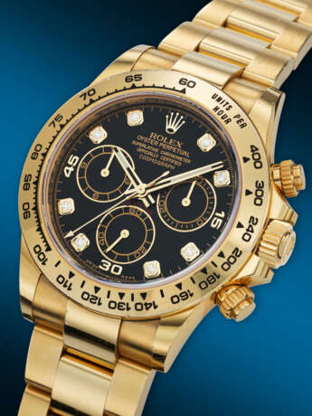 ROLEX. AN ATTRACTIVE AND COVETED 18K GOLD AND DIAMOND-SET AUTOMATIC CHRONOGRAPH WRISTWATCH WITH BRACELET - Foto 2