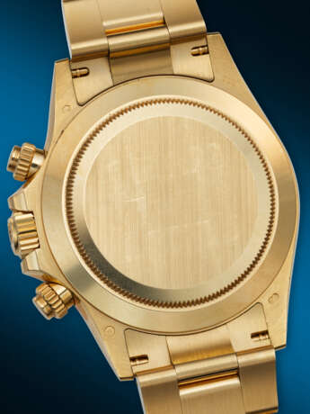 ROLEX. AN ATTRACTIVE AND COVETED 18K GOLD AND DIAMOND-SET AUTOMATIC CHRONOGRAPH WRISTWATCH WITH BRACELET - Foto 4