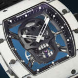 RICHARD MILLE. AN EXTREMELY RARE AND HIGHLY ATTRACTIVE LIGHTWEIGHT LIMITED EDITION WHITE QUARTZ CARBON TPT&#174; SKELETONIZED TOURBILLON WRISTWATCH WITH DIAMOND-SET SKULL - Foto 5