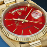 ROLEX. AN EXTREMELY RARE AND HIGHLY ATTRACTIVE 18K GOLD AUTOMATIC WRISTWATCH WITH SWEEP CENTER SECONDS, ARABIC CALENDAR, RED LACQUERED `STELLA` DIAL AND BRACELET, MADE FOR THE SULTANATE OF OMAN - photo 4