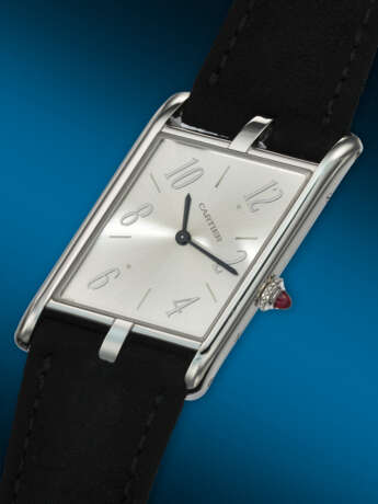 CARTIER. A RARE AND UNUSUAL PLATINUM LIMITED EDITION ASYMMETRICAL WRISTWATCH - Foto 2