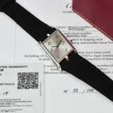 CARTIER. A RARE AND UNUSUAL PLATINUM LIMITED EDITION ASYMMETRICAL WRISTWATCH - Foto 3