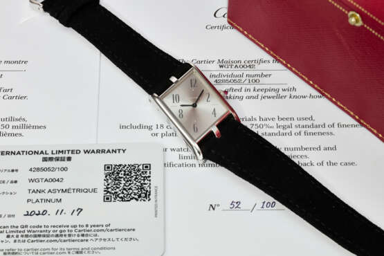 CARTIER. A RARE AND UNUSUAL PLATINUM LIMITED EDITION ASYMMETRICAL WRISTWATCH - photo 3