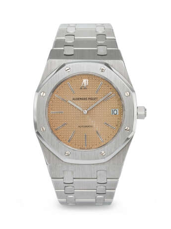 AUDEMARS PIGUET. A VERY RARE AND ATTRACTIVE STAINLESS STEEL AUTOMATIC WRISTWATCH WITH DATE, PINK DIAL AND BRACELET, MADE TO COMMEMORATE THE 20TH ANNIVERSARY OF THE ROYAL OAK - Foto 1