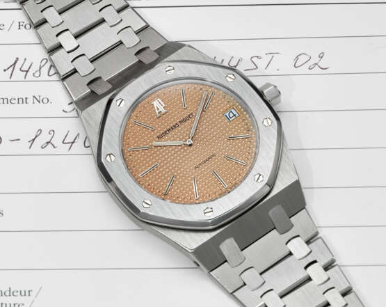 AUDEMARS PIGUET. A VERY RARE AND ATTRACTIVE STAINLESS STEEL AUTOMATIC WRISTWATCH WITH DATE, PINK DIAL AND BRACELET, MADE TO COMMEMORATE THE 20TH ANNIVERSARY OF THE ROYAL OAK - photo 3