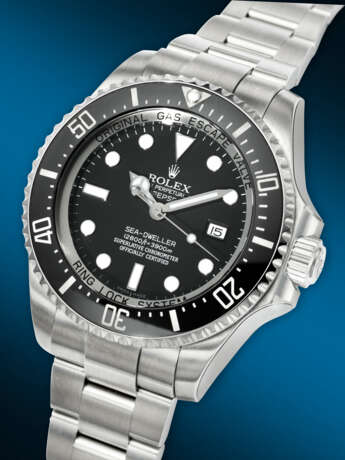 ROLEX. A STICKERED AND `UNWORN` STAINLESS STEEL WRISTWATCH WITH SWEEP CENTER SECONDS, DATE AND BRACELET - Foto 2