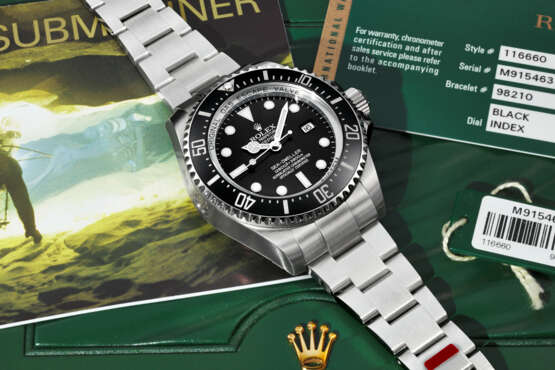 ROLEX. A STICKERED AND `UNWORN` STAINLESS STEEL WRISTWATCH WITH SWEEP CENTER SECONDS, DATE AND BRACELET - Foto 3