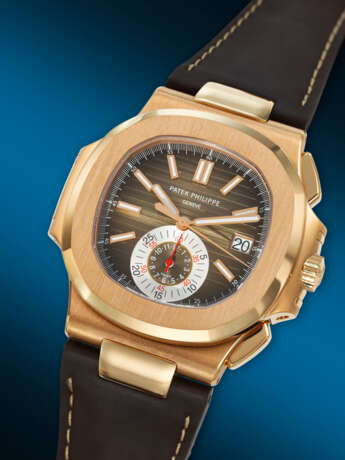 PATEK PHILIPPE. A COVETED 18K PINK GOLD AUTOMATIC FLYBACK CHRONOGRAPH WRISTWATCH WITH DATE - Foto 2