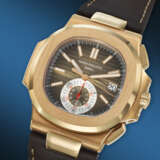 PATEK PHILIPPE. A COVETED 18K PINK GOLD AUTOMATIC FLYBACK CHRONOGRAPH WRISTWATCH WITH DATE - Foto 2