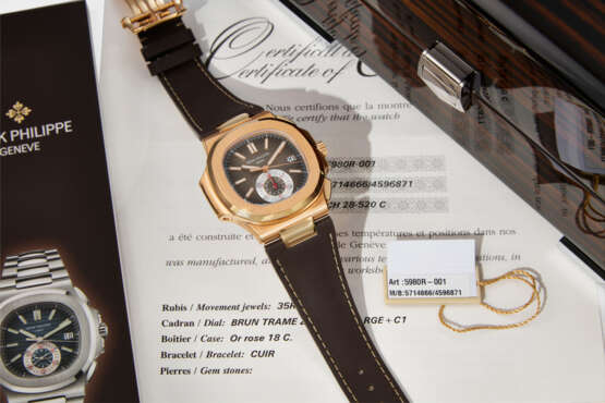 PATEK PHILIPPE. A COVETED 18K PINK GOLD AUTOMATIC FLYBACK CHRONOGRAPH WRISTWATCH WITH DATE - Foto 3