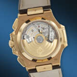 PATEK PHILIPPE. A COVETED 18K PINK GOLD AUTOMATIC FLYBACK CHRONOGRAPH WRISTWATCH WITH DATE - Foto 4