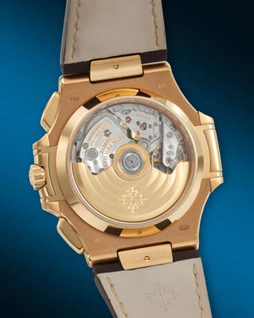 PATEK PHILIPPE. A COVETED 18K PINK GOLD AUTOMATIC FLYBACK CHRONOGRAPH WRISTWATCH WITH DATE - Foto 4