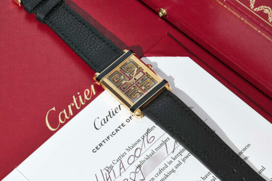 CARTIER. A RARE AND DISTINGUISHED 18K GOLD LIMITED EDITION SKELETONIZED WRISTWATCH - Foto 3